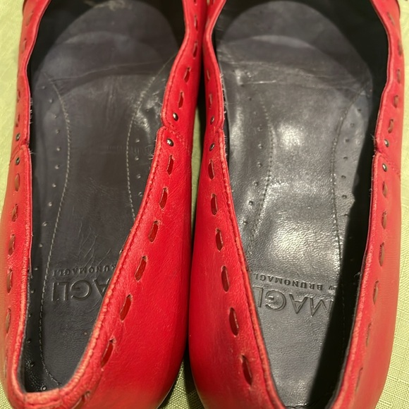 Bruno Magli red flats. Rubber soles and weaved patent bow accent. Nice Sz 37. - Picture 12 of 14